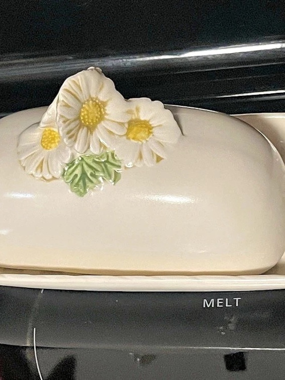 Metlox Sculptured Daisy Covered Butter Dish Cream